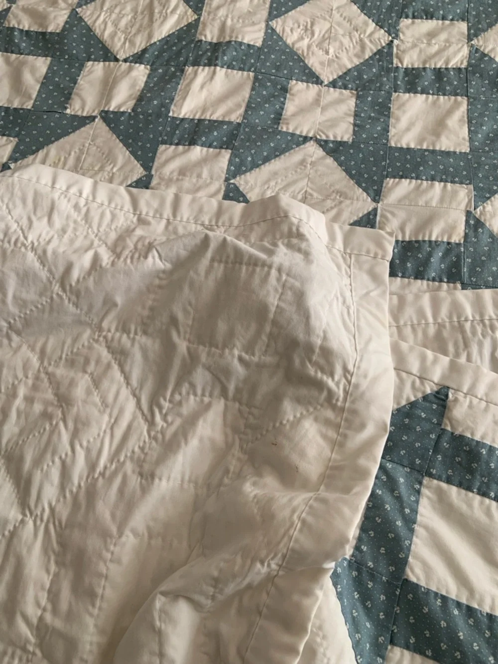 Vintage Classic White and Light Blue Patchwork Quilt - Home Bedding
